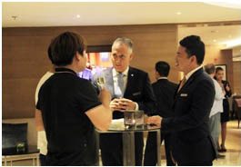 Tổng Giám đốc Khách sạn JW Marriott Hanoi Mark Van Der Wielen cùng Ban Giám đốc chào đón các vị khách đến dự sự kiện
